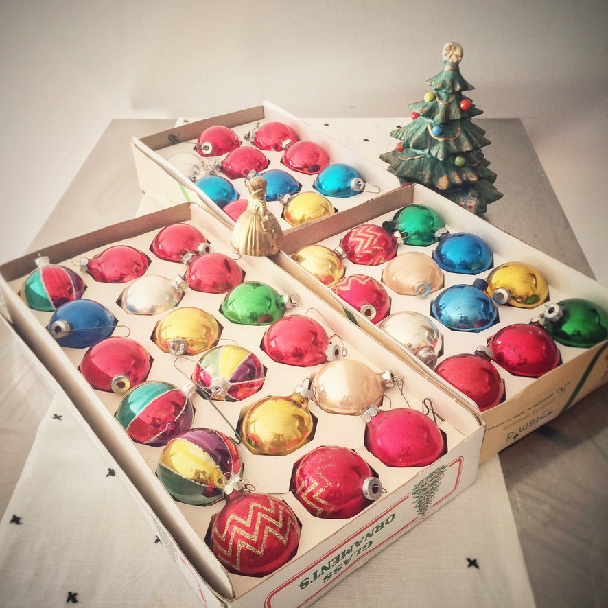 VINTAGE CHRISTMAS DECOR