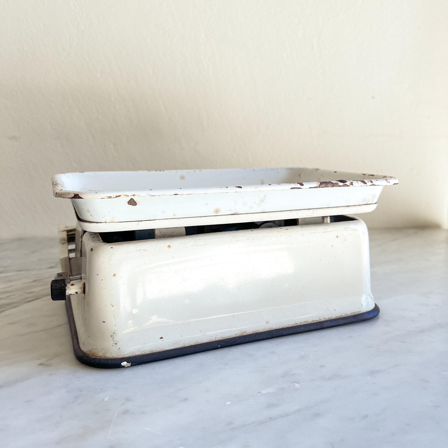 Vintage Royal England Kitchen Scale – White Enamel 10 lb Balance Scale – Farmhouse Rustic Décor