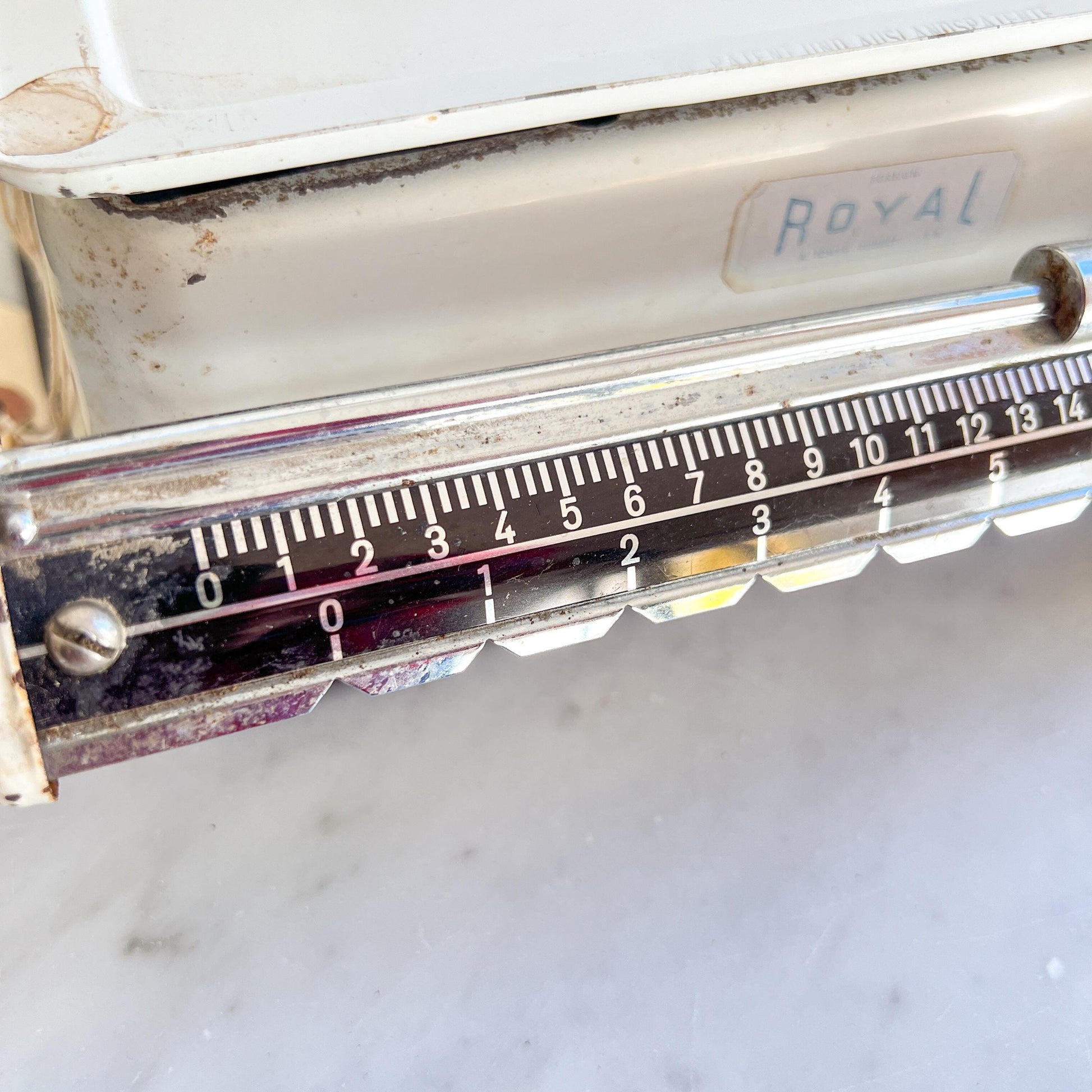 Vintage Royal England Kitchen Scale – White Enamel 10 lb Balance Scale – Farmhouse Rustic Décor
