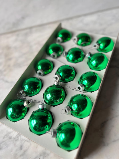 Pyramid Rauch 15 Green Christmas Ornaments