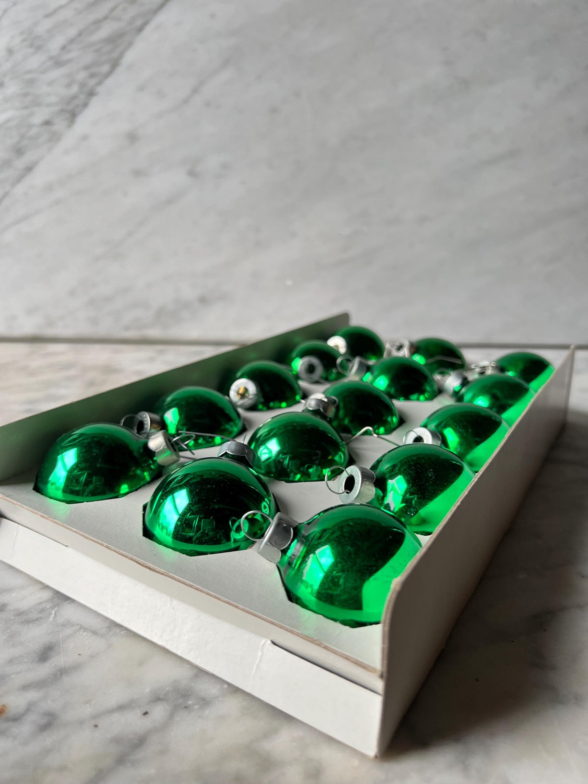 Pyramid Rauch 15 Green Christmas Ornaments