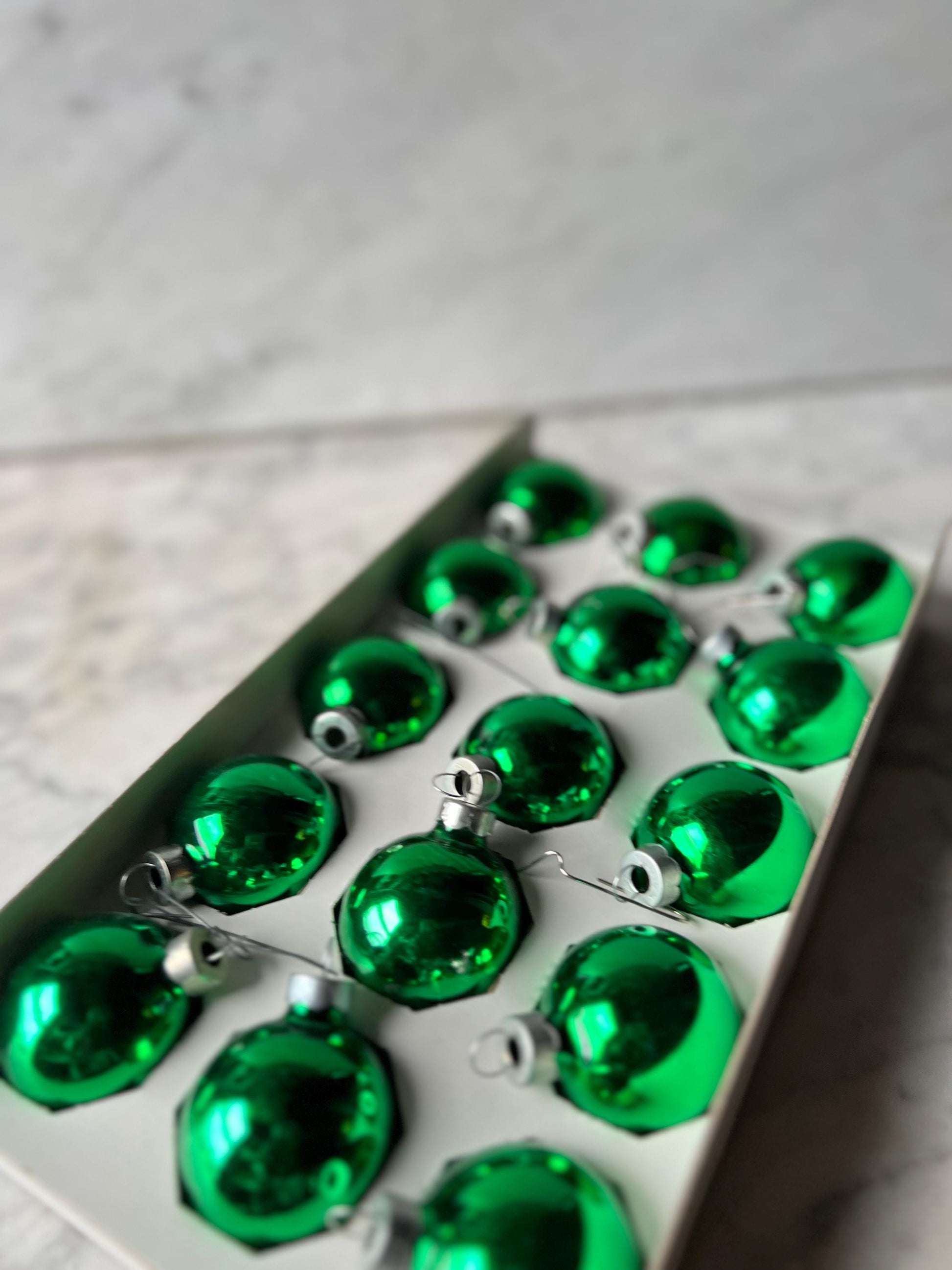 Pyramid Rauch 15 Green Christmas Ornaments