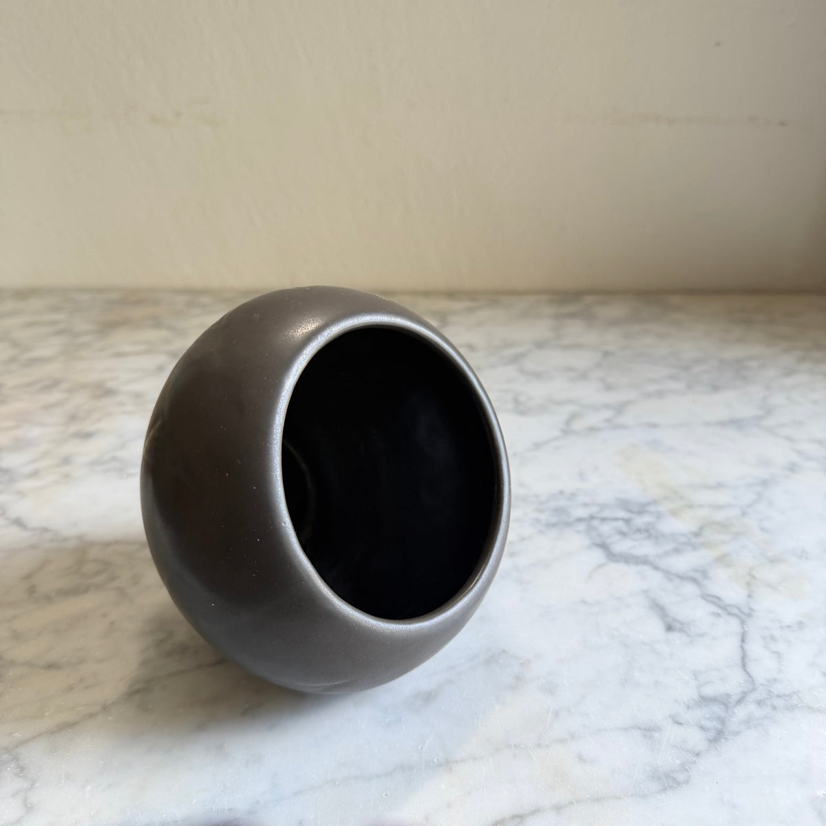 Vintage McCoy Floraline #415 planter, angled interior view